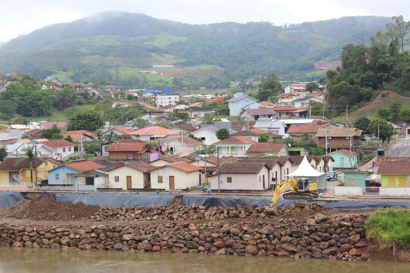 Concluído os primeiros serviços de base para a contenção de trecho da rua Henrique Hobold 