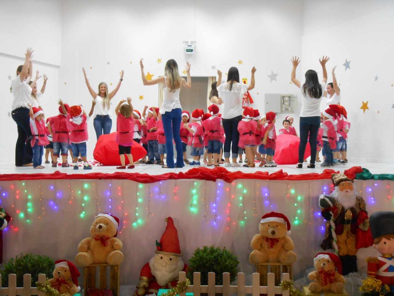 Muita alegria e emoção durante as confraternizações das escolas que formam a Rede Municipal de...