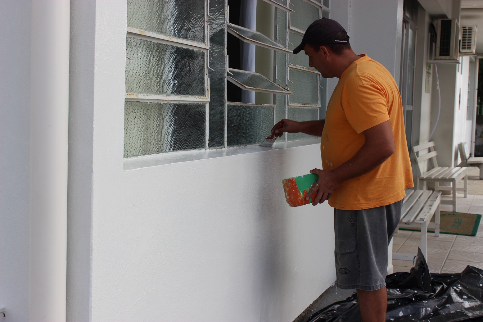 Parte externa da Unidade Básica Central de Saúde está recebendo nova pintura
