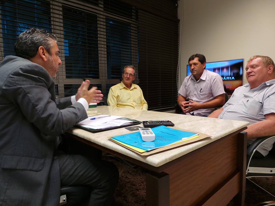 Secretário Paulo Sérgio Lorenzetti acompanhado de lideranças do PR em busca de recursos na...