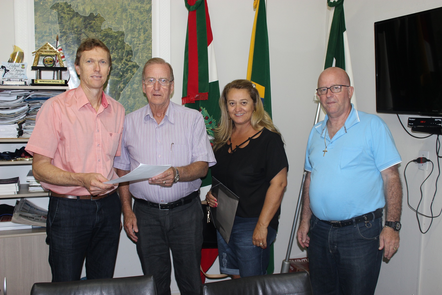 Representantes da Apae se reúnem com prefeito Volnei Weber