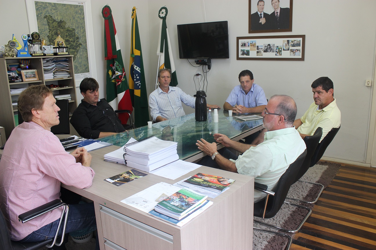 Vereadores recebidos em horário exclusivo pelo prefeito Volnei Weber e o vice-prefeito Ibaneis...