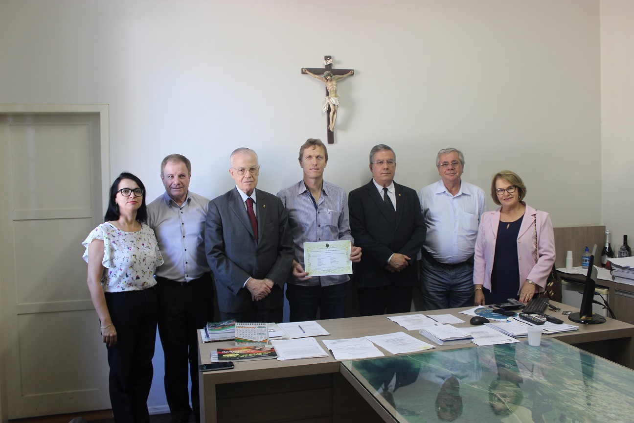 Príncipe Dom Bertrand Maria José de Orleans e Bragança visita prefeito Volnei Weber