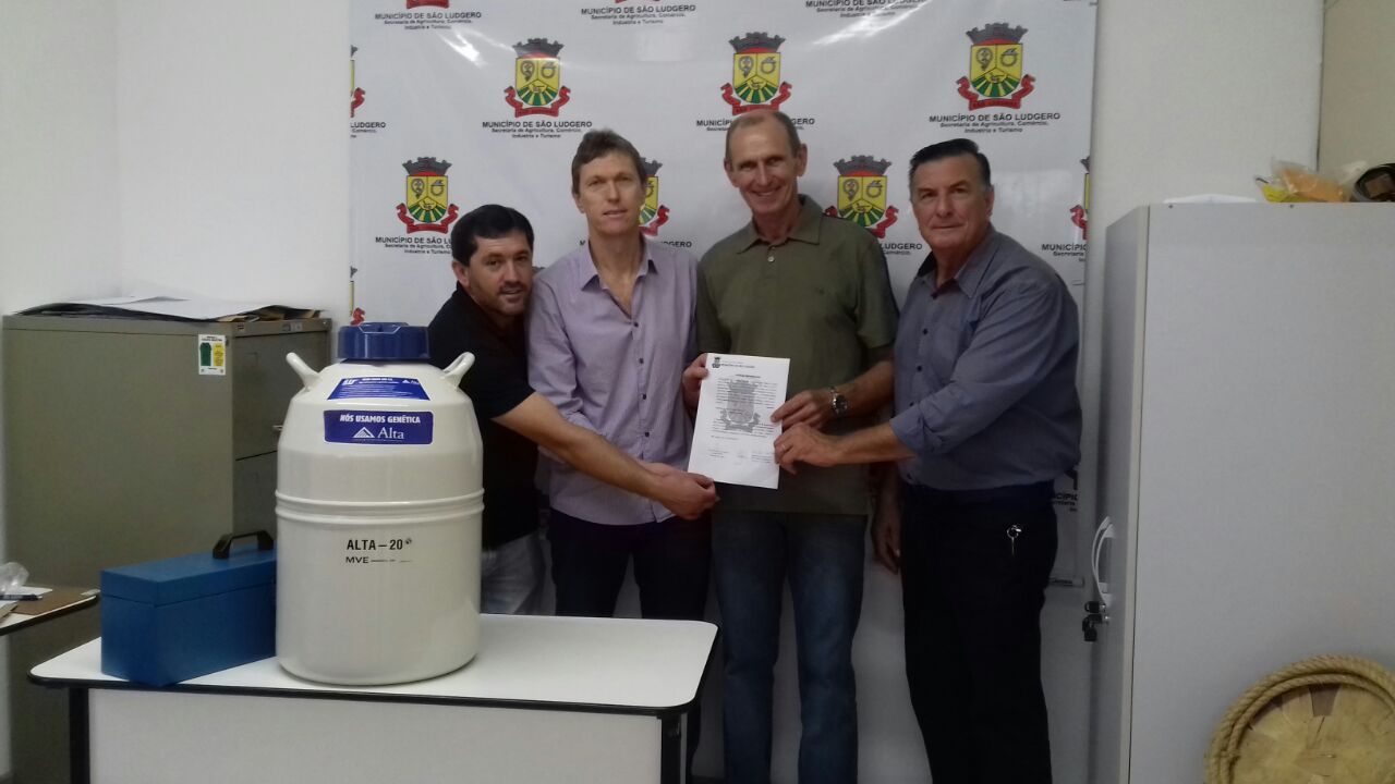 Produtor Rural da Barra do Rio Pinheiros recebe botijão de sêmen