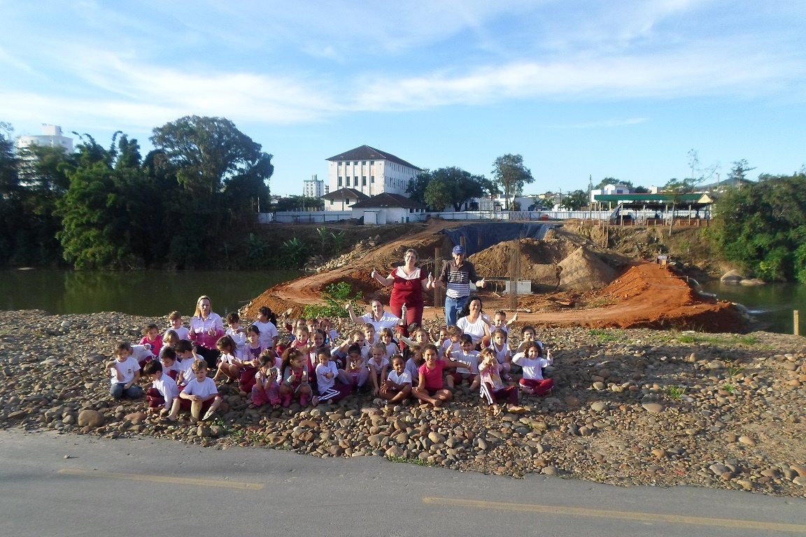 Alunos do Centro de Educação Infantil Menino Deus visitam construção da segunda ponte no centro...