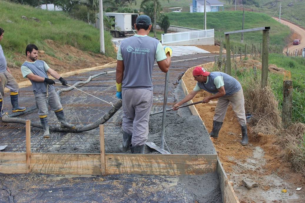 Iniciada a colocação do concreto no Morro do Cruzeiro