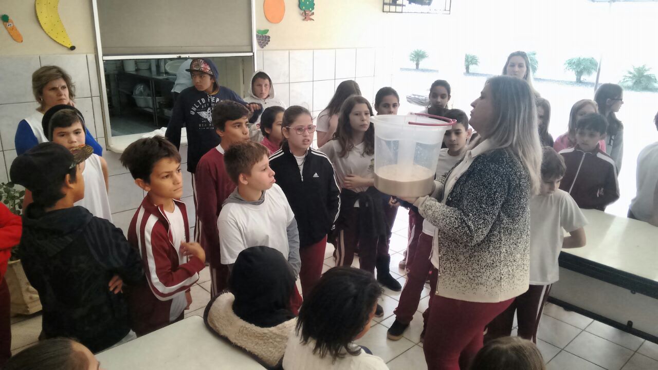 Projeto implantado no Centro Educacional Professor Henrique Buss trabalha o desperdício de...