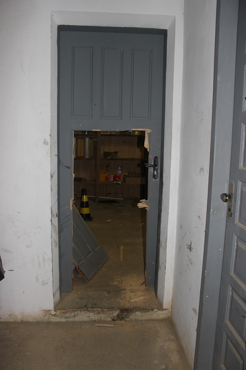 Uma esmerilhadeira e uma furadeira são furtadas do Almoxarifado da Secretaria Municipal de Obras,...