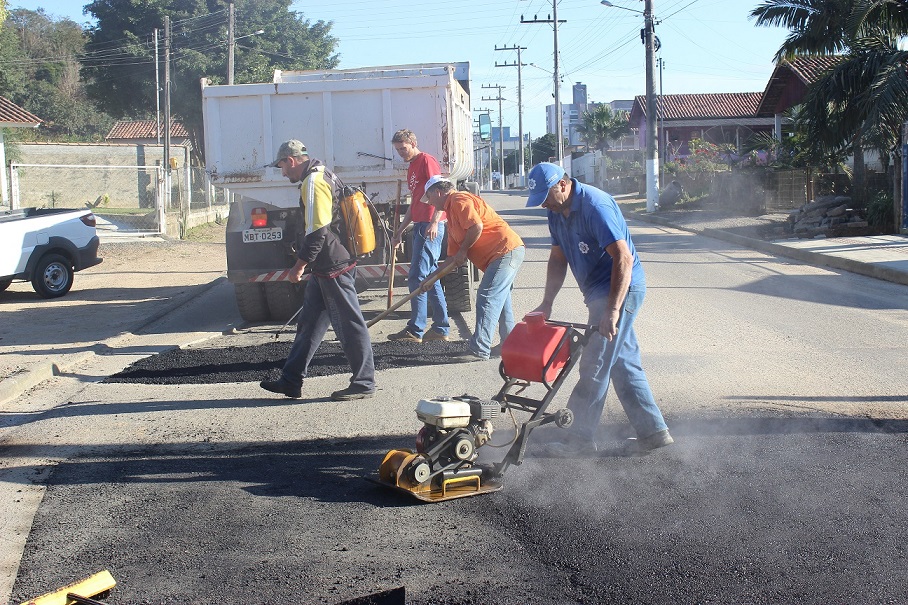 Secretaria de Obras realiza reparos em pontos específicos onde o asfalto estava danificado