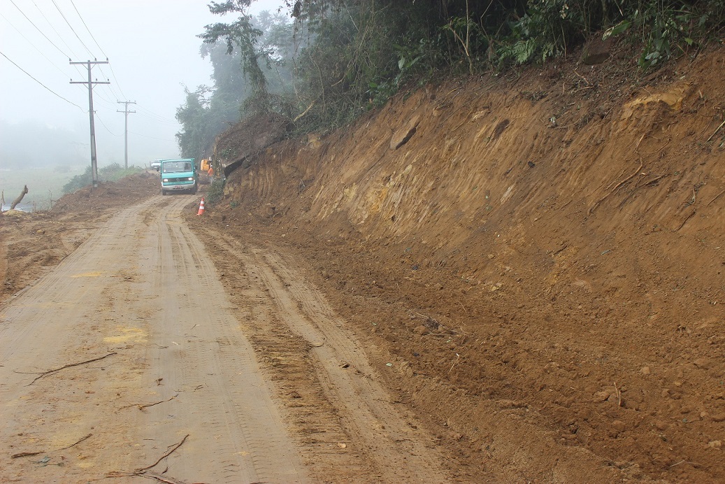 Secretaria de Obras segue investindo em alargamentos, retiradas de curvas e pedras das estradas...
