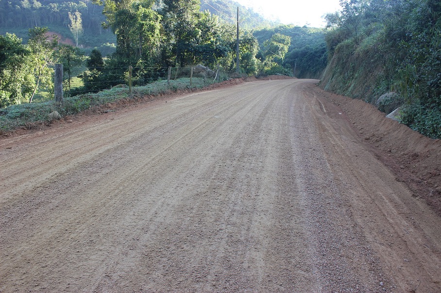 Patrolamento e revestimento com areião seguem nas vias municipais