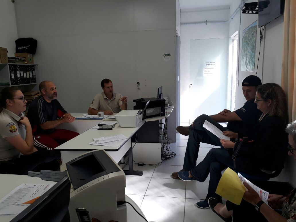 Município apresenta projeto de castração e chipamento de cães e gatos para representantes de...