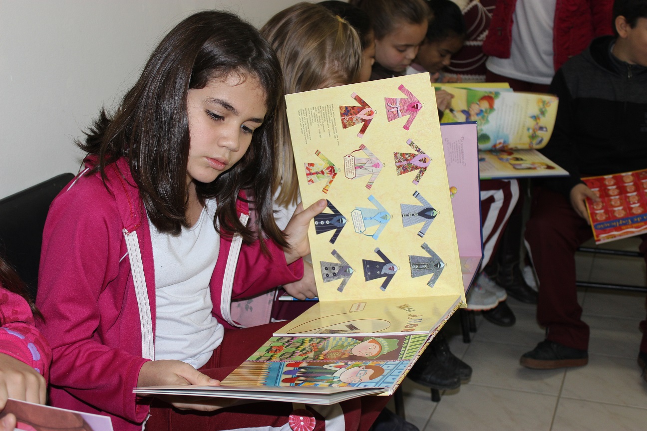 Prefeito Volnei Weber lê história para crianças durante entrega de livros