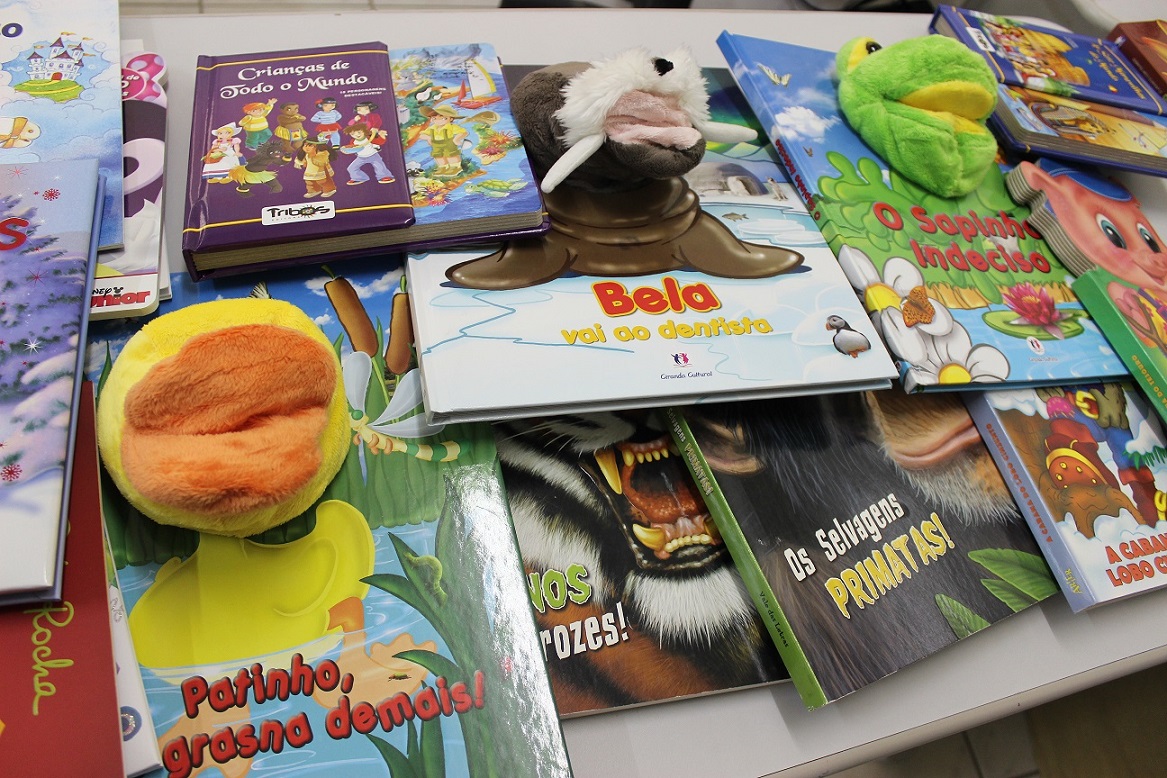 Administração Municipal entrega livros para escolas da Rede Municipal de Ensino