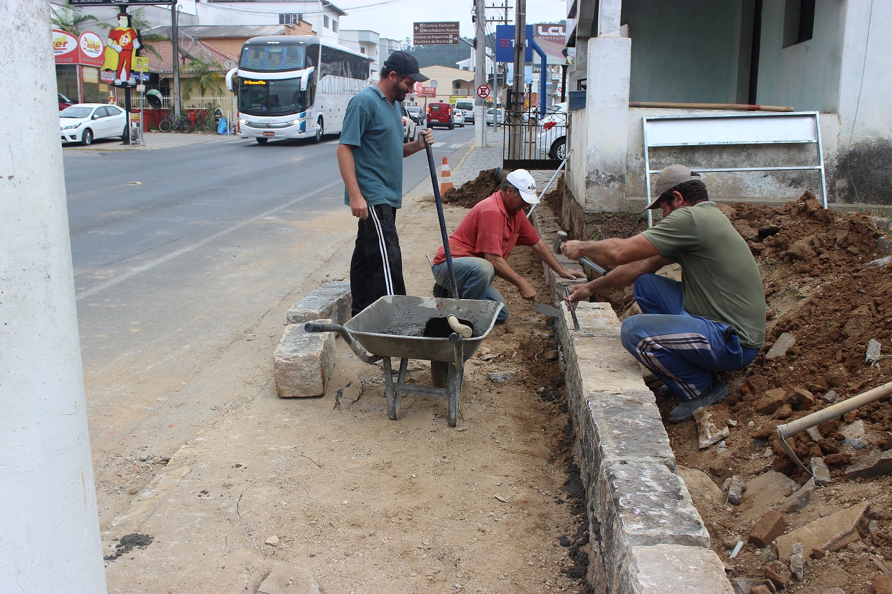 Prefeitura desobstrui trecho de passeio público na rua João Wesller