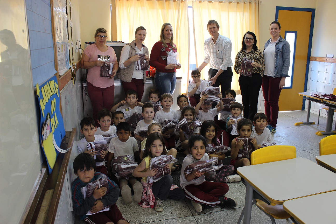 Alunos da Rede Municipal de Ensino de São Ludgero são beneficiados com uniforme escolar