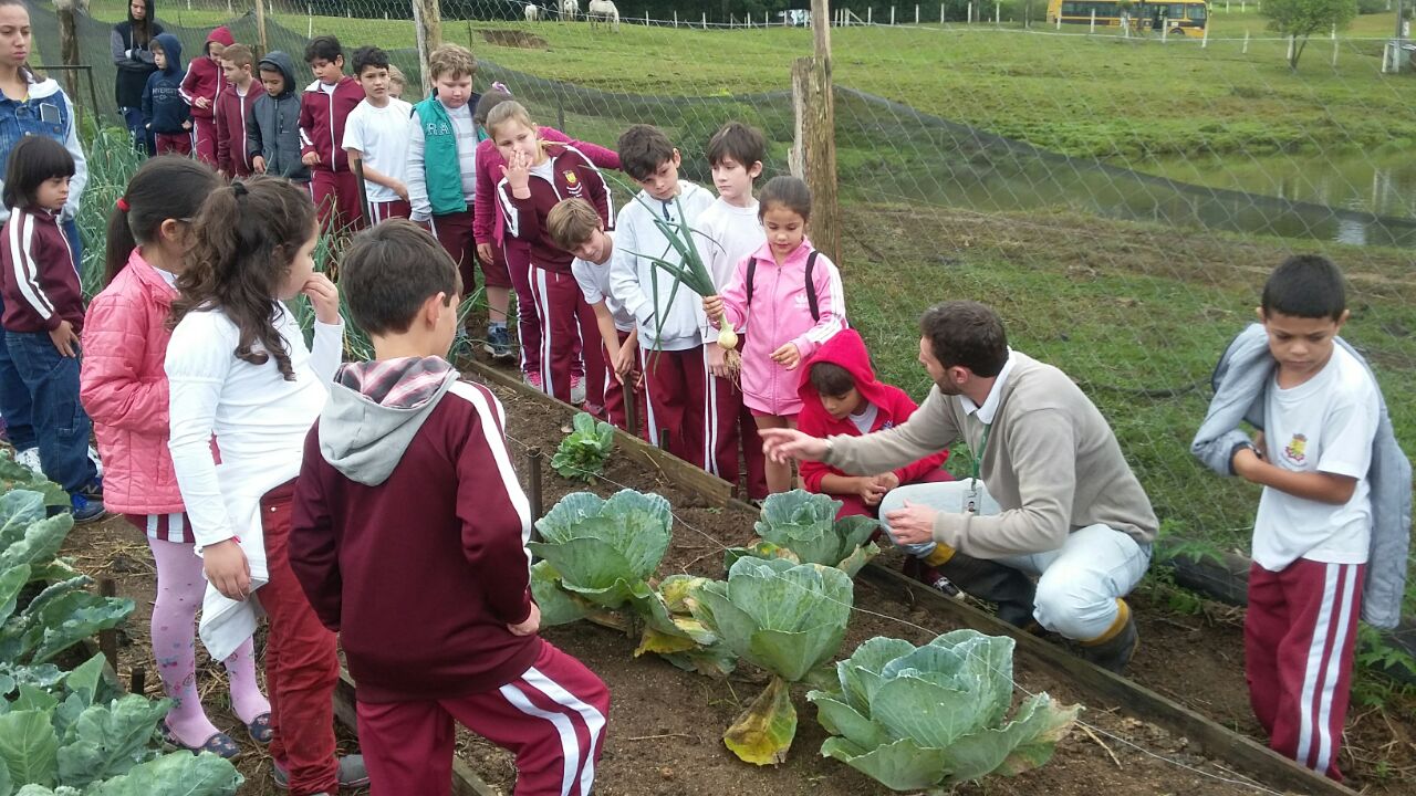 Alunos do Centro Educacional Professor Henrique Buss visitam Fazenda Experimental Unibave