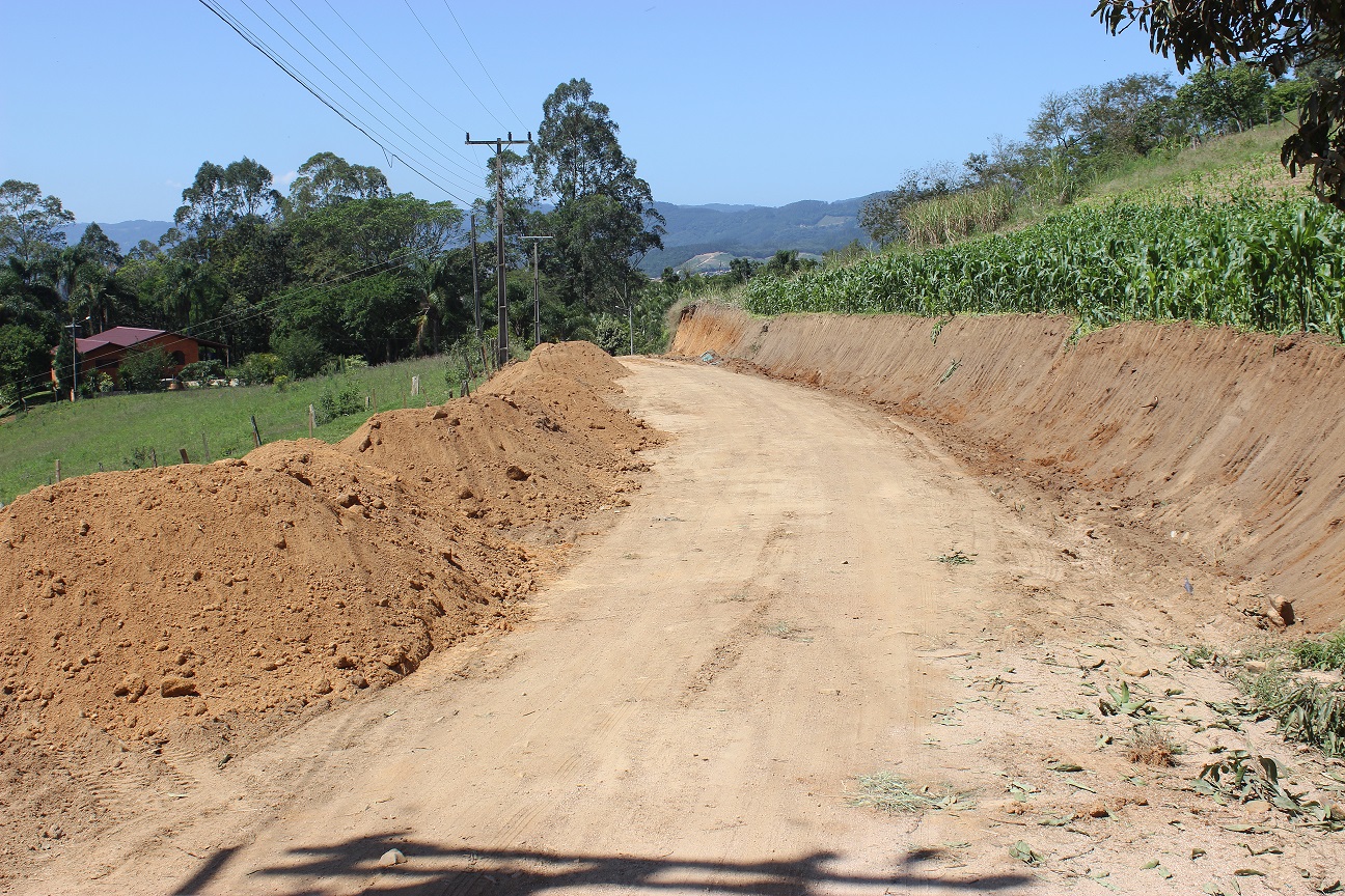 Equipe da Secretaria de Obras já iniciou os trabalhos na estrada geral Mar Grosso