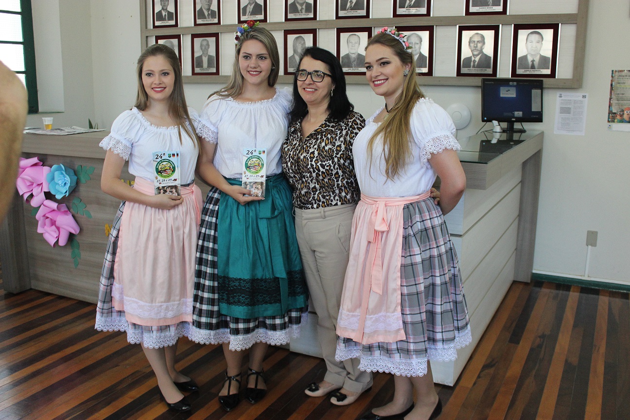 Rainha e princesas da Festa do Produto Colonial visitam São Ludgero