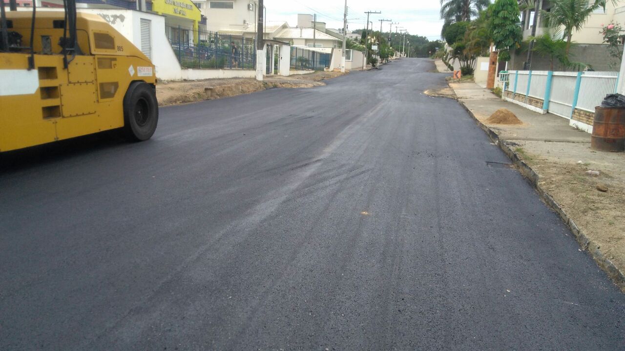 Ruas Turíbio Schmidt e Hermínio Baggio já receberam camada asfáltica 