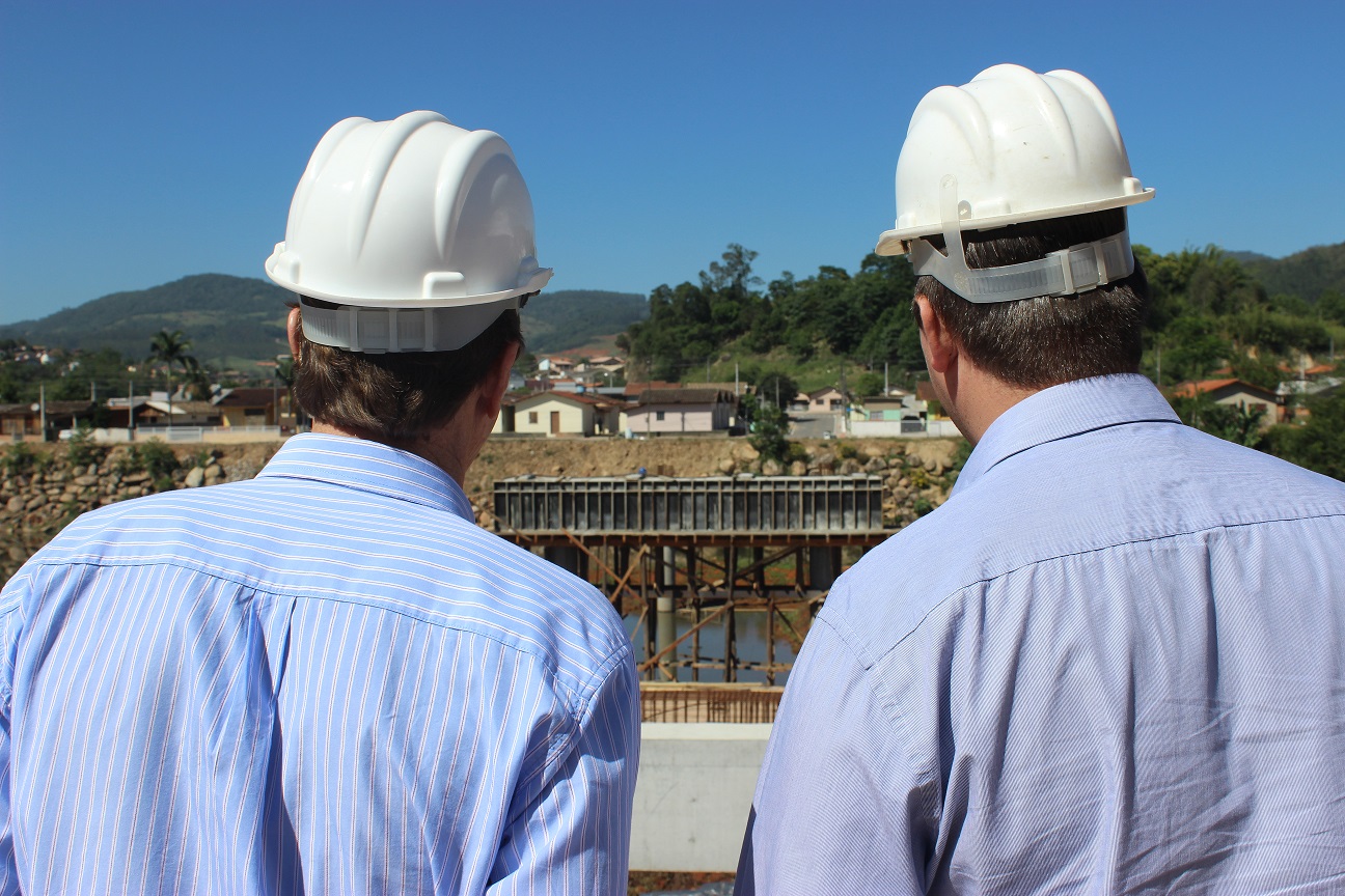 Prefeito e presidente visitam construção da segunda ponte no centro da cidade