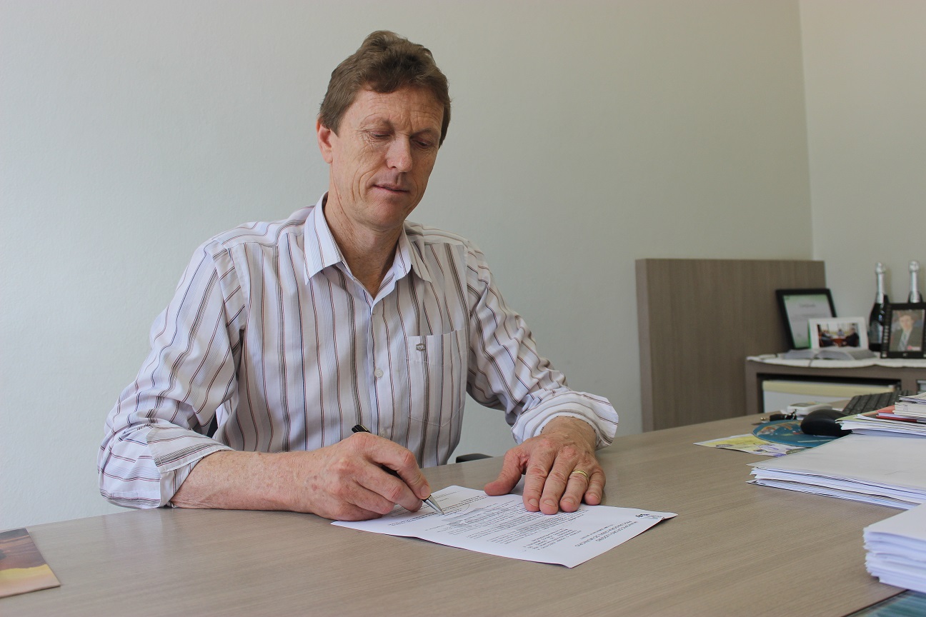 Prefeito Volnei Weber sanciona lei que oportuniza compensação salarial de 8,33% aos professores...