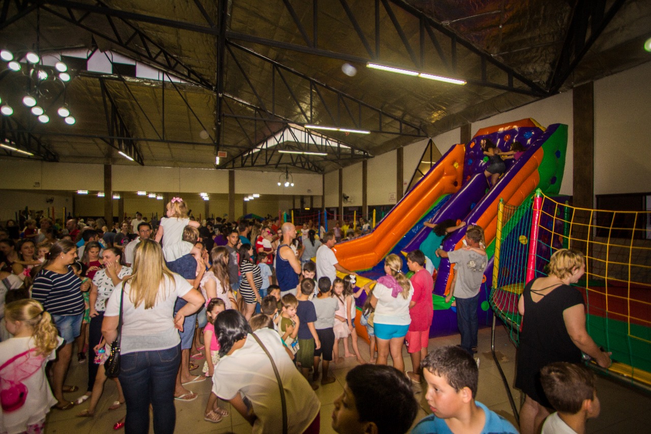 Salão Paroquial lotou de crianças na abertura do Natal em São Ludgero