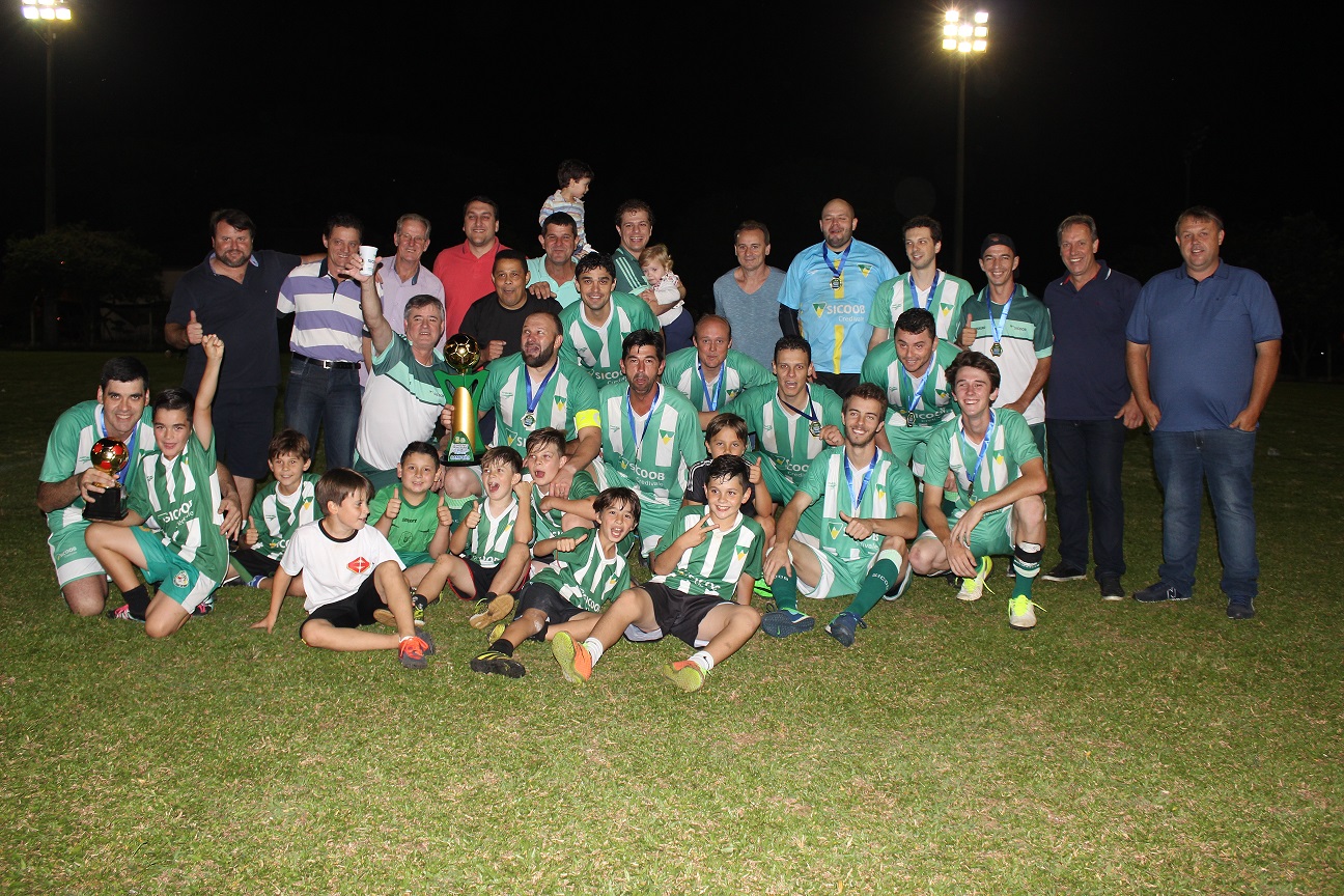 Sicoob levanta a taça de campeão do 5º Campeonato Municipal de Futebol Suíço