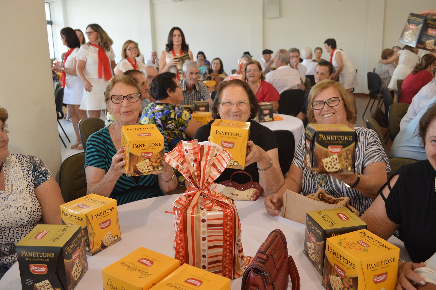 Missa, jantar, presente, muita alegria, amor e dança para brindar com mais de 300 idosos o último...