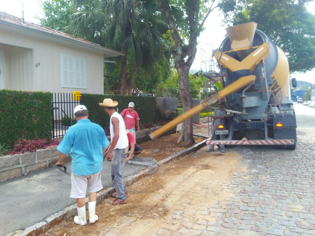 Recuperação de calçada na rua Padre Auling é realizada
