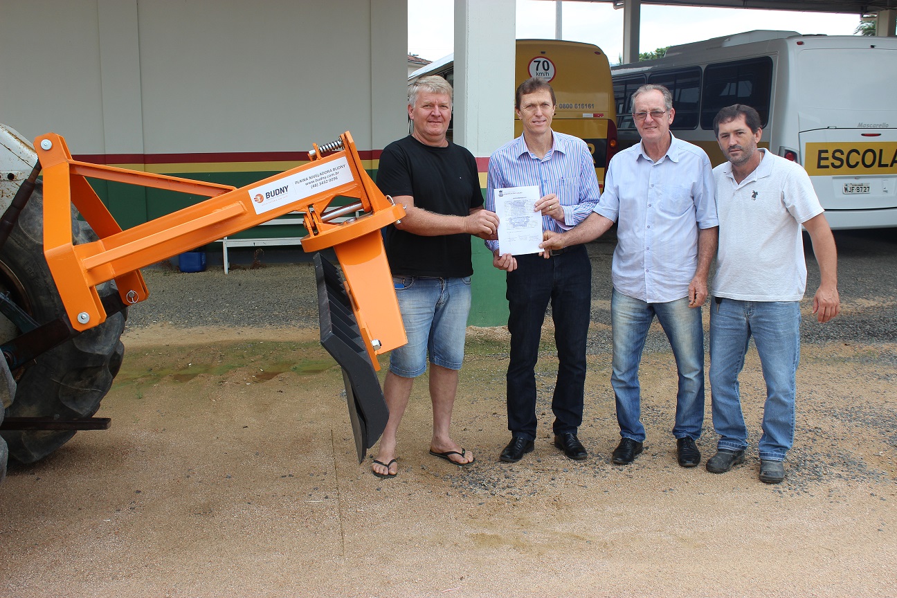 Administração Municipal entrega Lâmina Plaina para Associação de Moradores da comunidade de...