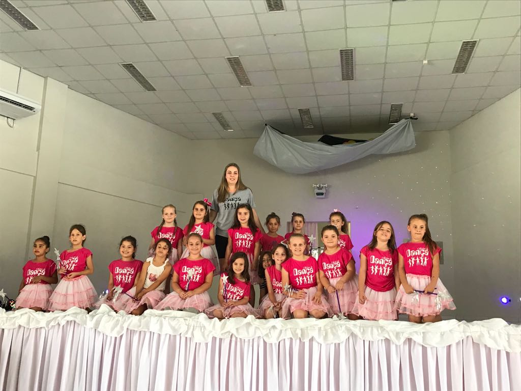 Mais um ano com aulas de dança gratuitas para crianças de 5 a 12 anos. Inscrições no dia 20 de...