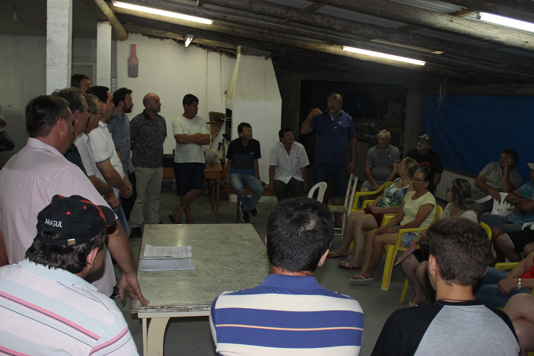 Reunião com moradores de trechos das ruas Alexandre De Pieri e Henrique Hobold oficializa início de projeto de Pavimentação Comunitária no perímetro urbano