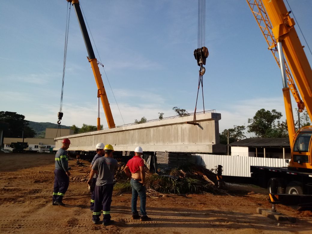 Construção da segunda ponte: Içamento das primeiras oito vigas, transporte e colocação sobre os pilares estão acontecendo hoje