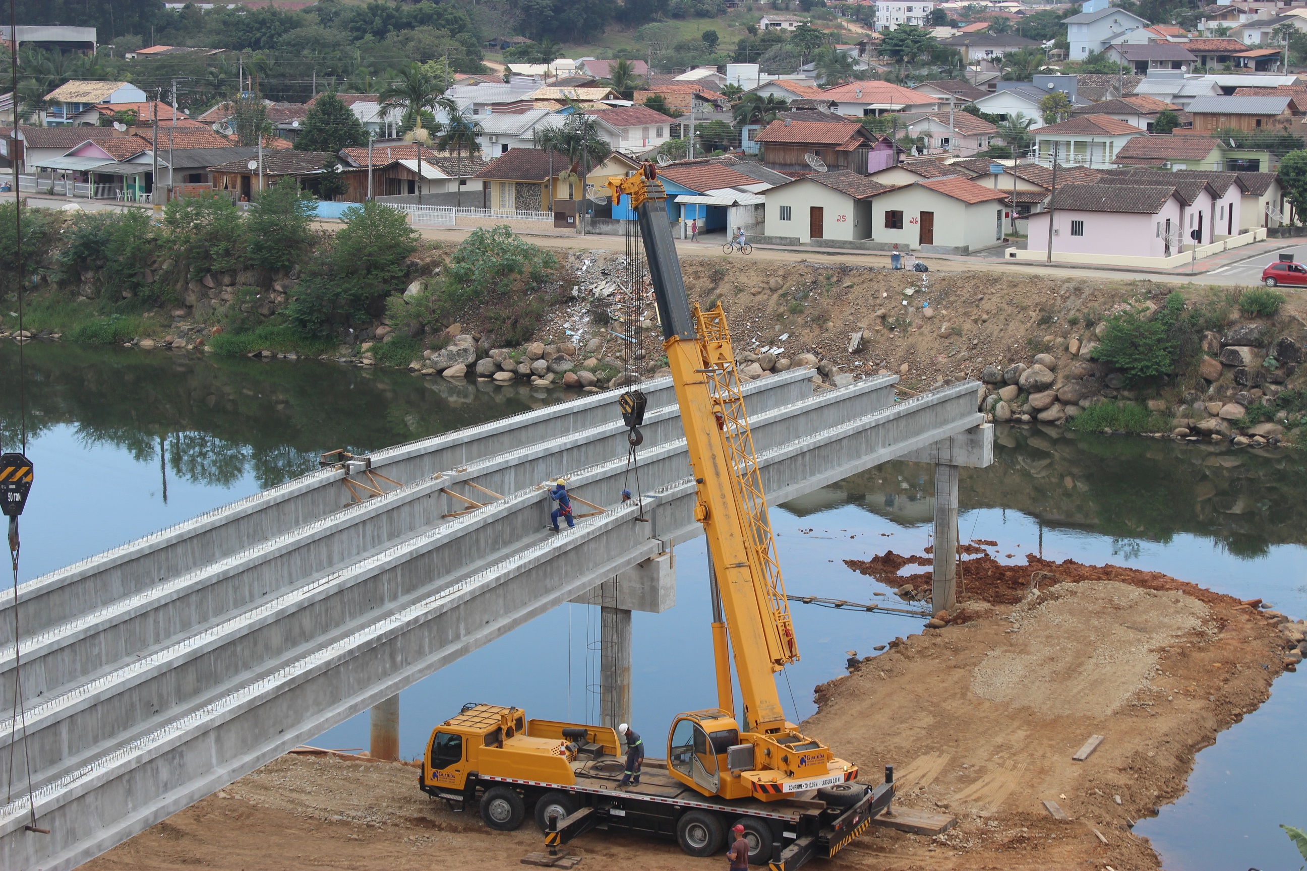 Oito primeiras vigas longarinas já estão sobre os pilares. Segunda-feira, 7 de maio, começa a...