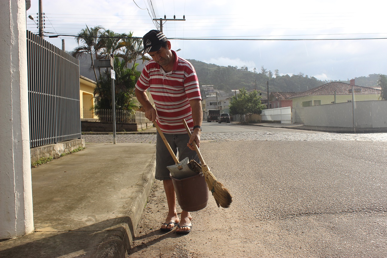 A consciência ambiental e o amor por São Ludgero faz Valdemar Zapelini recolher o lixo jogado na...