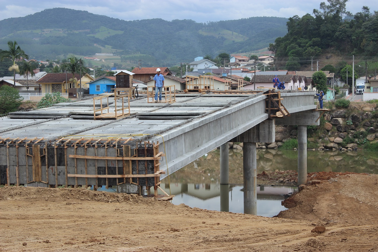 Trabalhos na construção da segunda ponte seguem com execução das vigas de travamento 