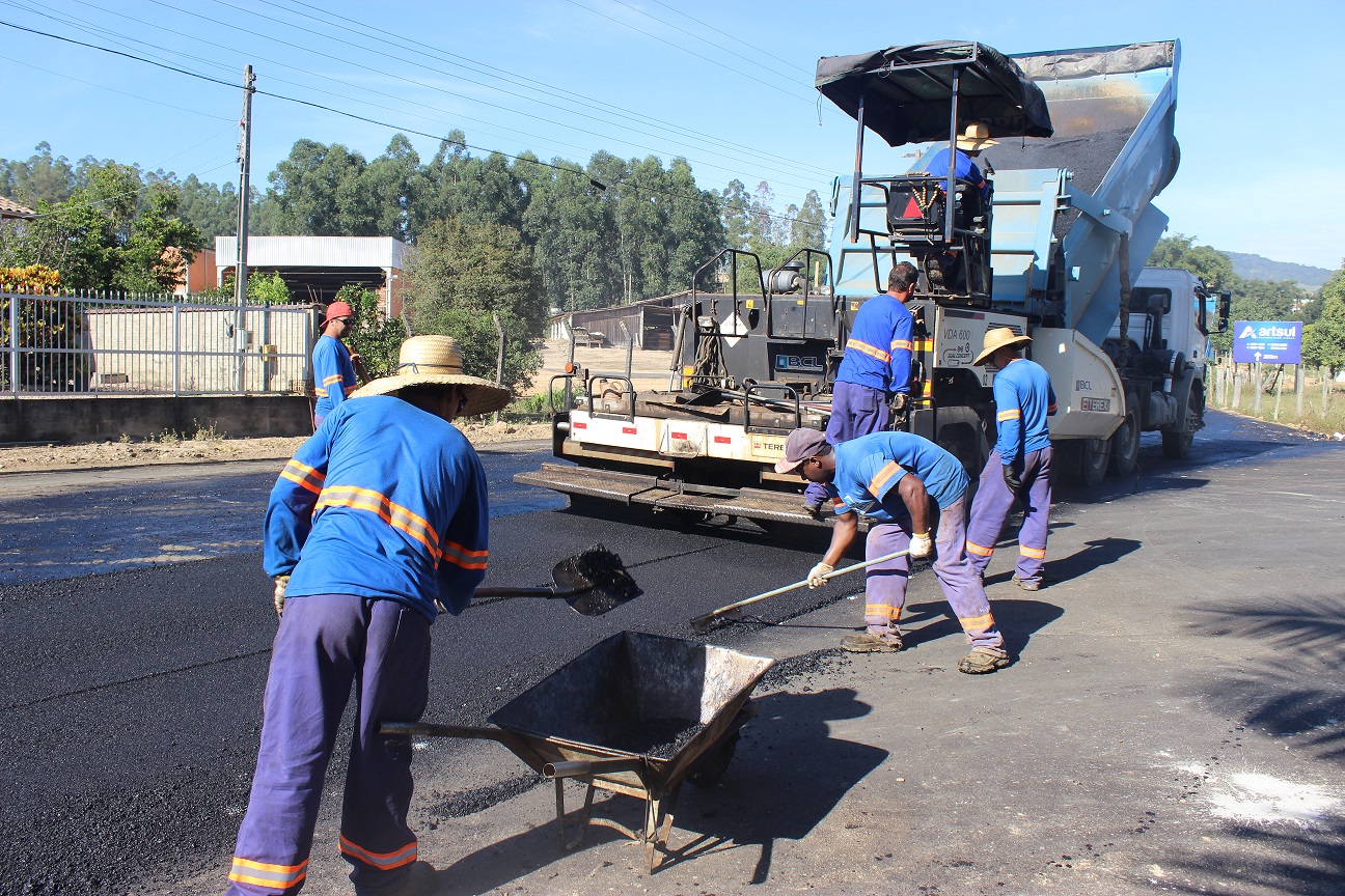 Trecho da rua Henrique Hobold está recebendo camada asfáltica