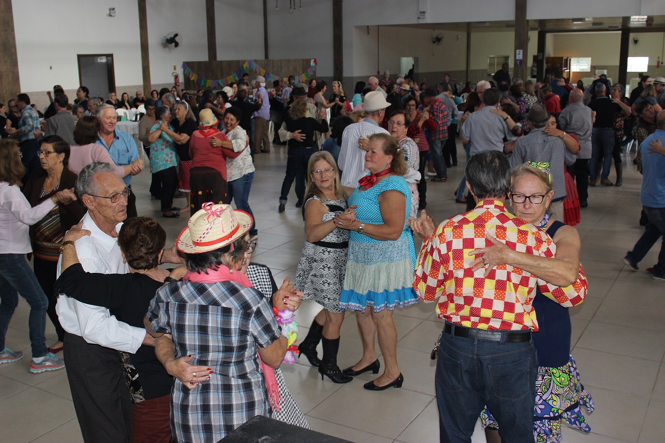 Idosos de várias cidades da região marcaram presença na Festa Junina da Terceira Idade