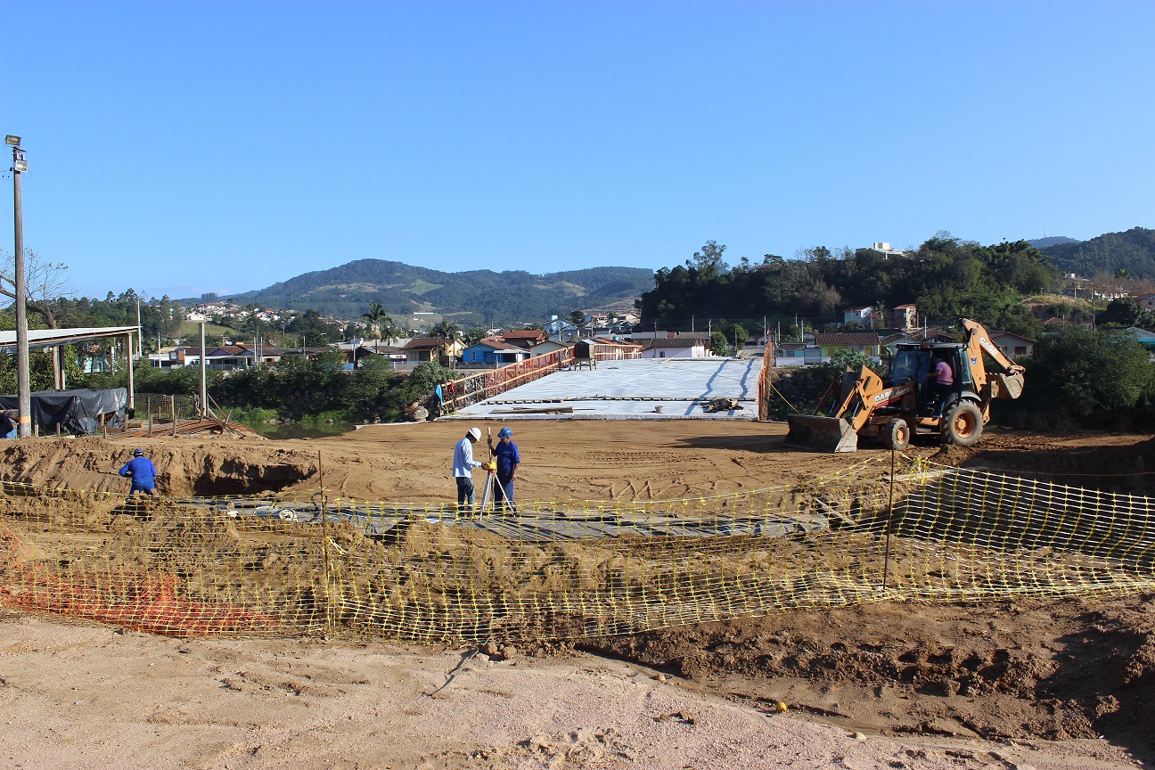 Primeira parte da pista de tráfego da segunda ponte já foi concretada