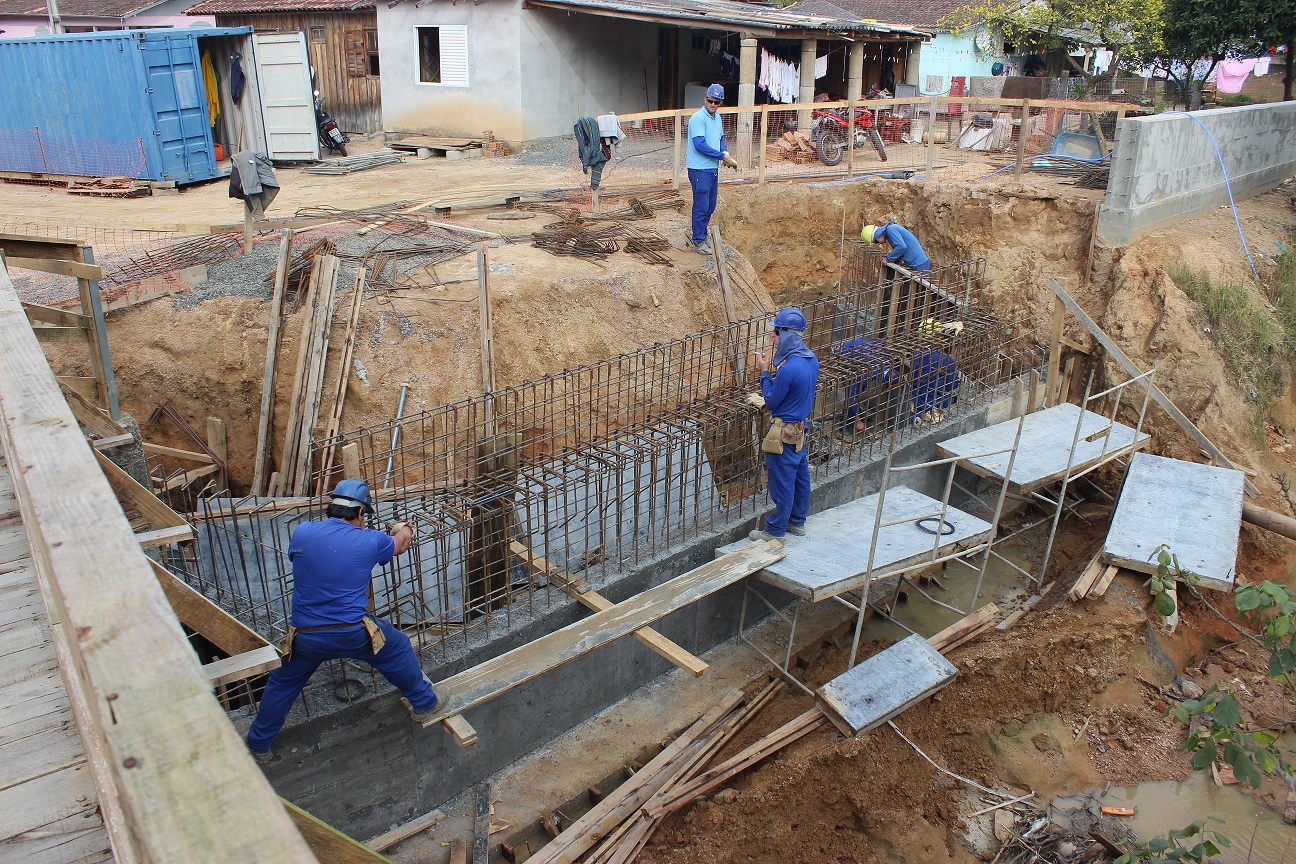 Trabalhos seguem com construção de muro e ponte no bairro Nossa Senhora Aparecida