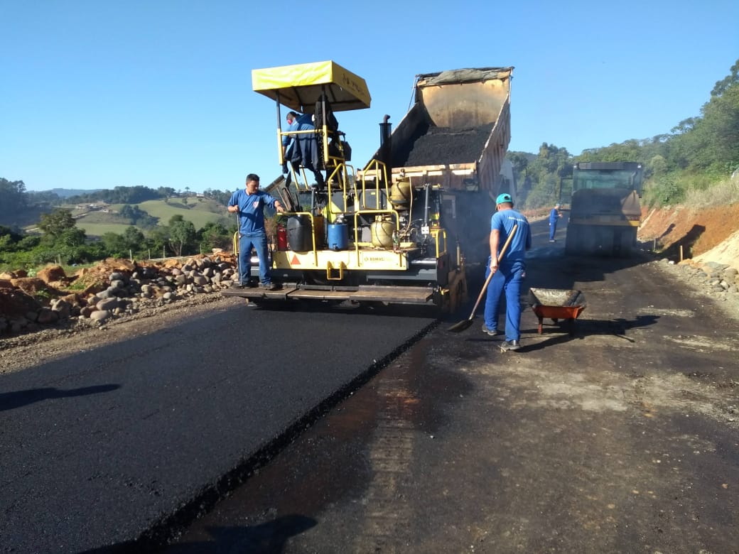 Mais 1,5 quilômetro de asfalto na Estrada Geral Mar Grosso vira realidade