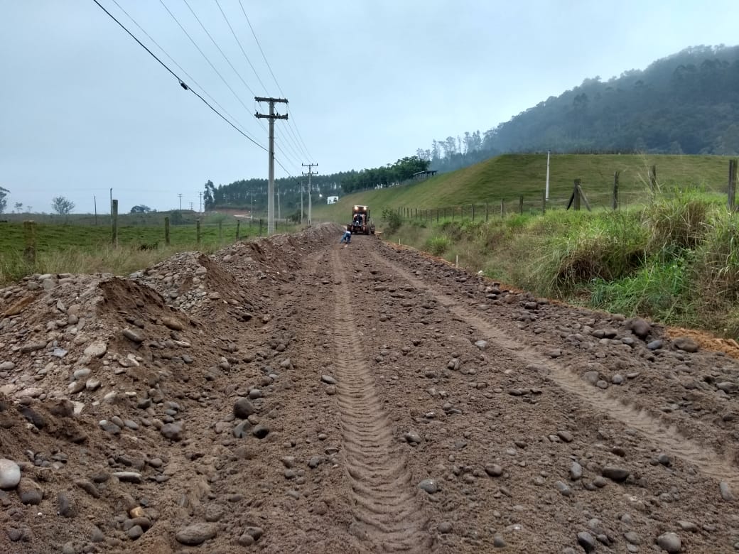 Secretaria de Obras segue com os trabalhos para pavimentar 1,2 quilômetro da Estrada Geral Ponte...