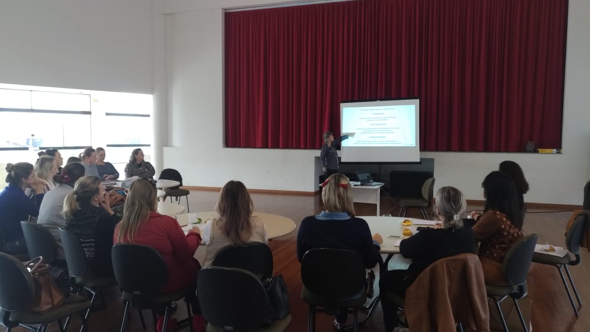 “Gestão: Conceito e Características de Equipe e Grupo” foi tema de capacitação promovida...