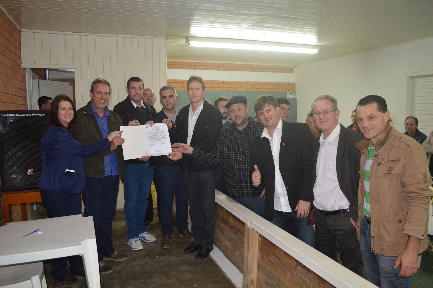 Famílias marcam presença em grande número na assinatura e entrega de Ordem de Serviço para...