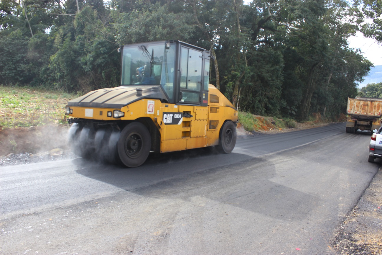 Hoje será concluída a colocação de camada asfáltica em 1,5 quilômetro na Estrada Geral do Mar...