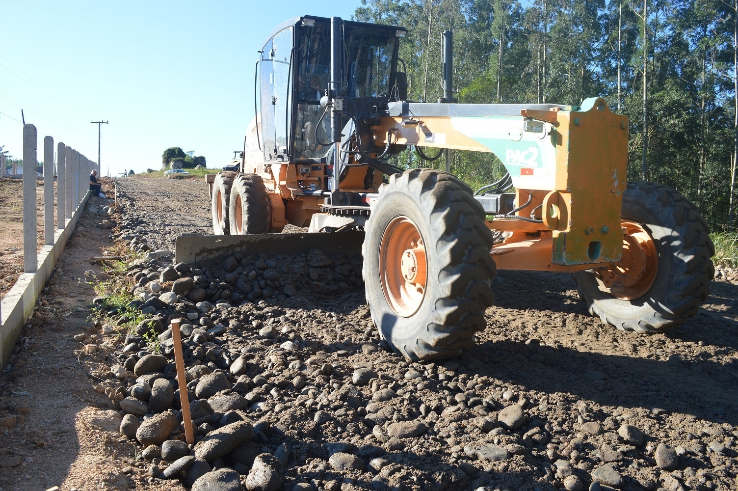 Equipe da Secretaria de Obras em forte ritmo para pavimentar o primeiro quilômetro da Estrada...