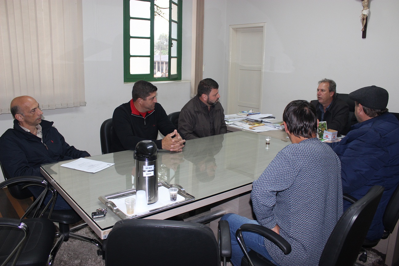 Comitiva de São João do Itaperiú conhece nova forma de realizar pavimentação de São Ludgero