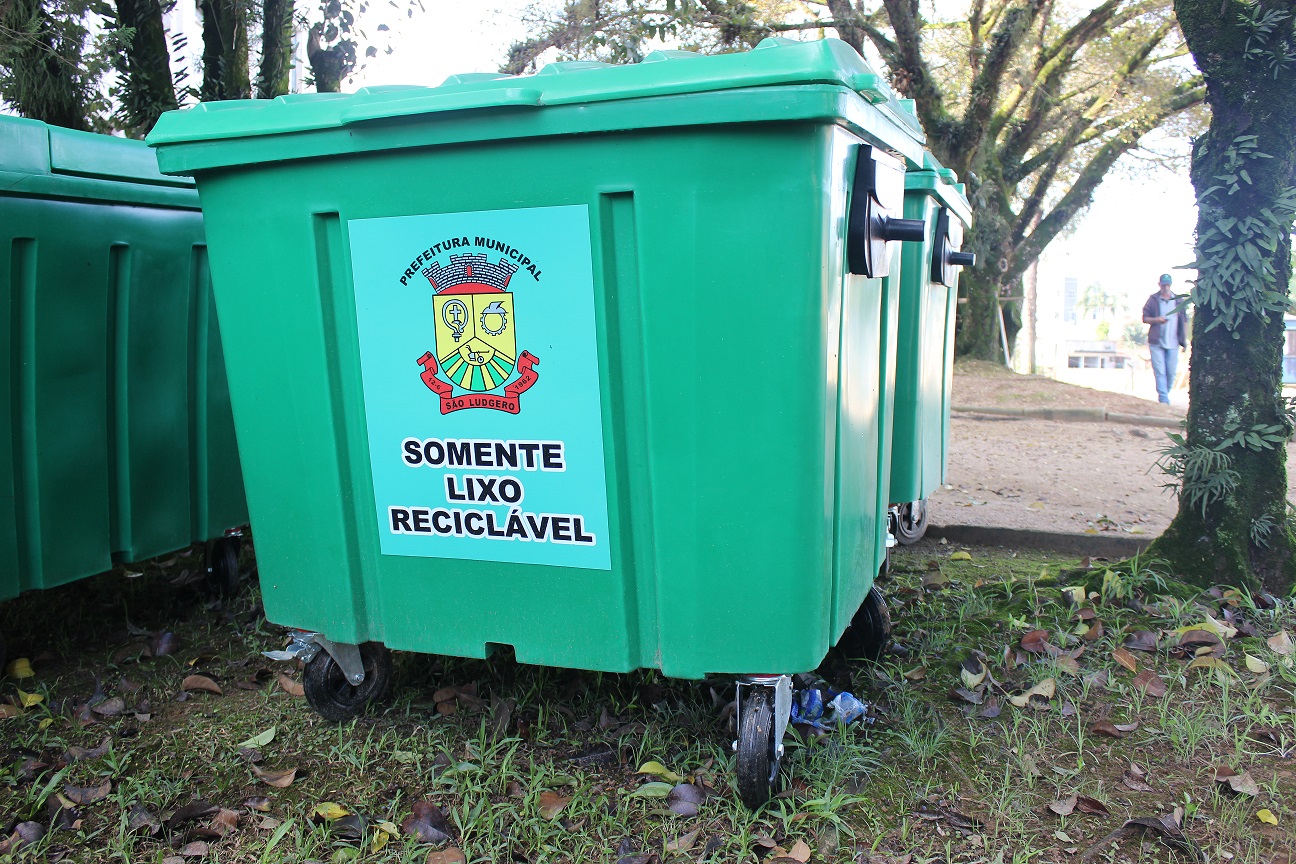 Containers fechado para armazenamento de lixo seco estão sendo instalados nas comunidades do...