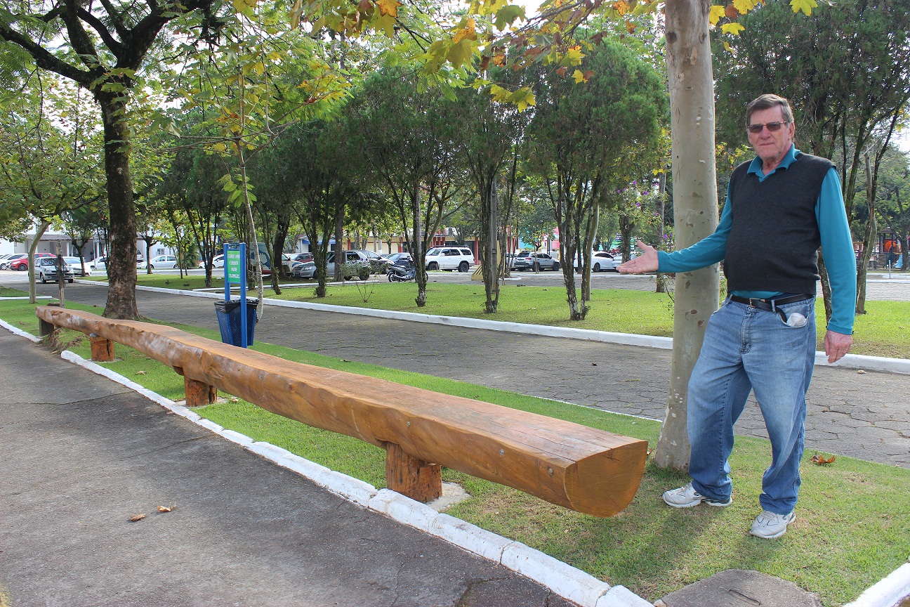 Cerne de eucalipto vira banco de 12 metros e oportuniza mais conforto às pessoas que participam de...